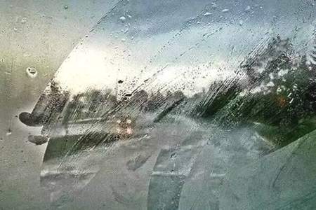 为什么下雨天开着空调车前挡风玻璃会起雾