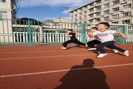 为什么大学不要一个人去操场跑步