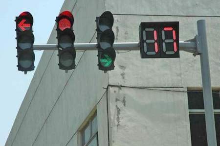 圆形灯一红一绿的红绿灯怎么走