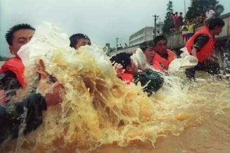 形容洪水猛烈的场面