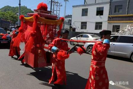 吃饭抬轿骑马什么意思