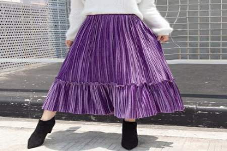请问这样的紫色百褶裙怎么配上衣，配什么颜色的