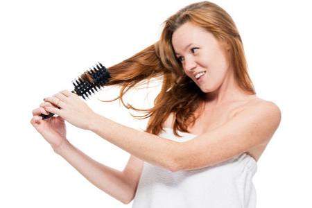 女生整理头发意味着什么