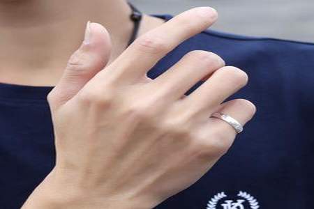 男生戒指带左手小指是什么意思