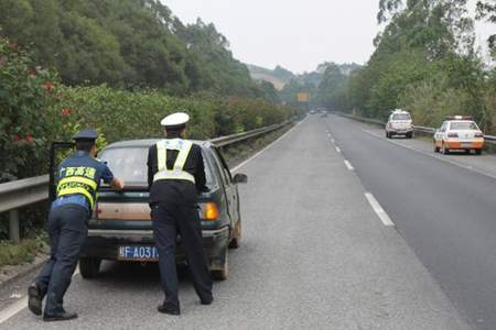 车子坏在高速服务区怎么处理