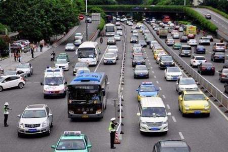 市区内堵车时走走停停手动挡怎么开车