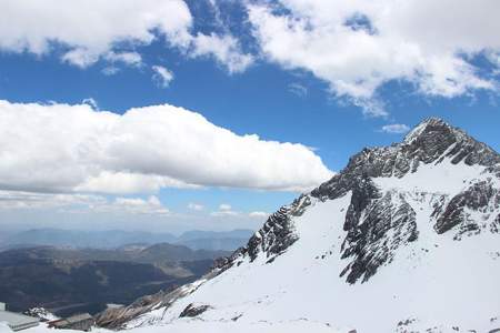 玉龙雪山的顶峰叫什么名字