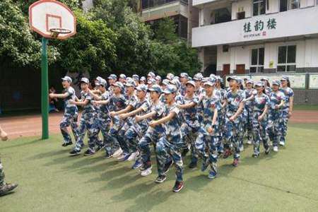 小学女生第一次军训要带什么