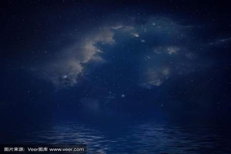 夜晚岸边的什么倒映在水中像星星