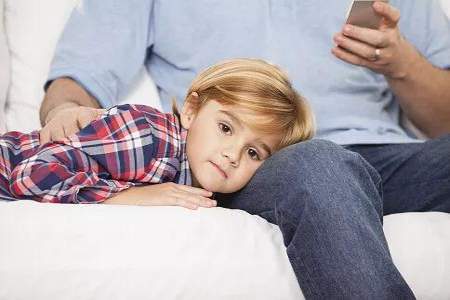 小孩子喜欢玩手机但是父母在身边怎么办