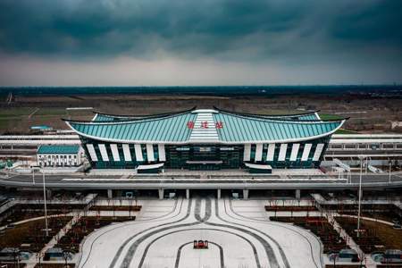 为什么很多高铁站多修建在城市外围，而不是市中心