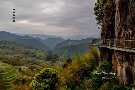 重峦叠嶂和层峦叠翠的区别