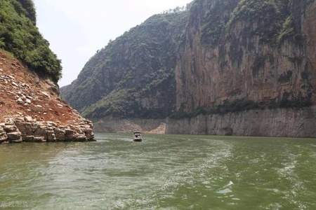 两岸青山相对出意思