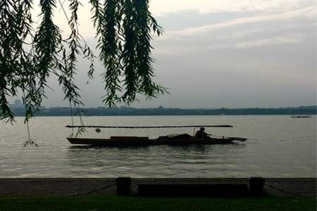 水光潋滟情方好，山色空蒙雨亦奇的意思是什么