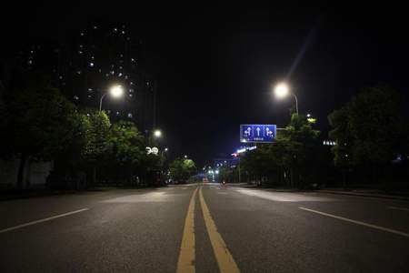 仿写路灯照在大雨冲刷过的马路