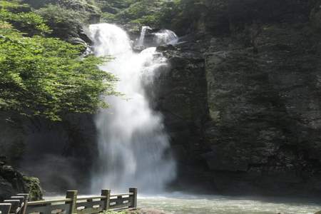 暴雨像瀑布似的从天上倾泻下来.怎样扩句